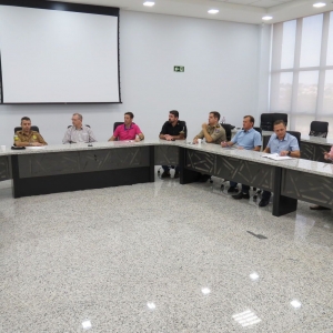 Autoridades e lideranças que participaram da reunião que tratou da reativação do Conseg