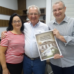 (Ao meio) Cândido Pesch, sua esposa Eunice Pesch e o presidente da Acimacar, Gerson Jair Froehner
