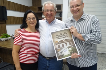 (Ao meio) Cândido Pesch, sua esposa Eunice Pesch e o presidente da Acimacar, Gerson Jair Froehner